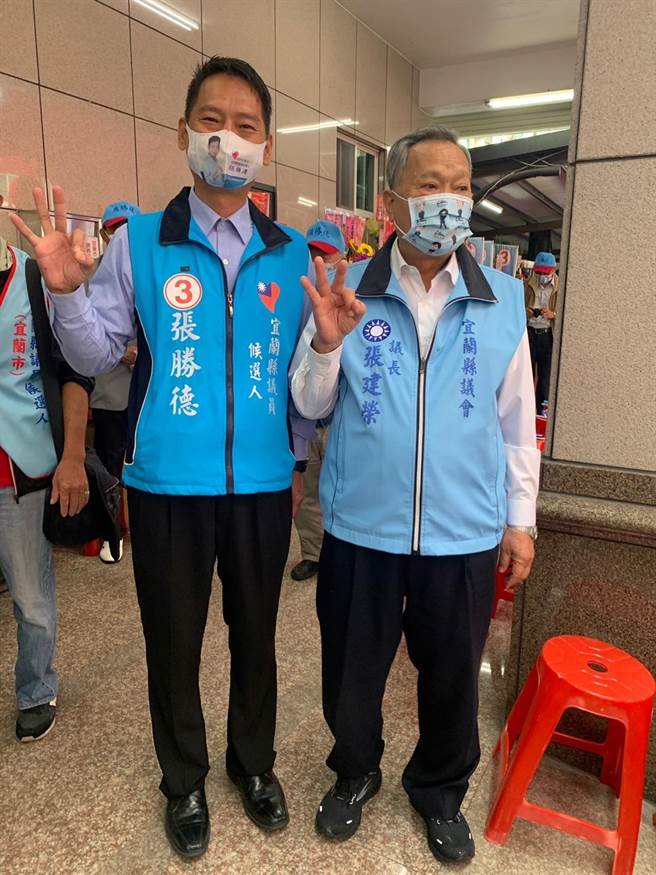 宜兰县议会议长张建荣（右）证实下届不参选，交棒给长子张胜德（左）加入宜兰市县议员选战。（张胜德竞选总部提供／吴佩蓉宜兰传真）