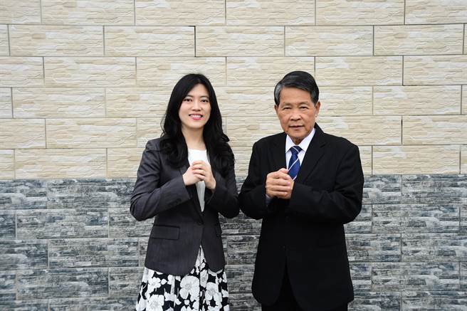 民进党宜兰县议员张秋明（右），交棒给女儿张芷珊（左），以无党籍参选。（张芷珊竞选总部提供／吴佩蓉宜兰传真）