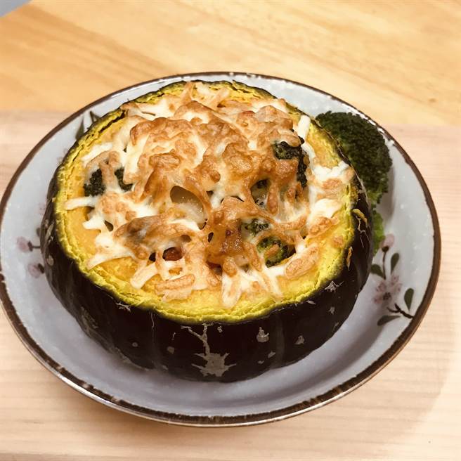 台北榮民總醫院玉里分院隨秋季到來，設計一道健康、美味又能兼顧的養生換季飲食「焗烤栗子南瓜盅」。（台北榮民總醫院玉里分院提供／羅亦晽花蓮傳真）