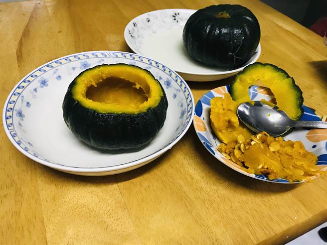 台北榮民總醫院玉里分院秋季養生換季飲食「焗烤栗子南瓜盅」，第一步，先將栗子南瓜蒸熟再挖掉籽仁備用。（台北榮民總醫院玉里分院提供／羅亦晽花蓮傳真）