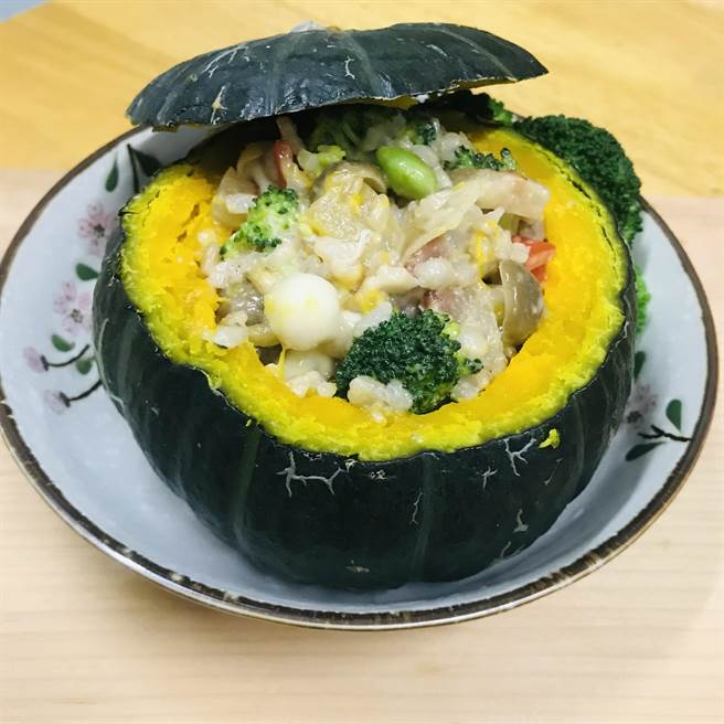 台北榮民總醫院玉里分院秋季養生換季飲食「焗烤栗子南瓜盅」，第三步，將欲放入栗子南瓜的食材放入炒鍋炒熟後，再裝進已蒸熟的栗子南瓜中，並於上方撒上乳酪絲，最後再放入預熱好的烤箱。（台北榮民總醫院玉里分院提供／羅亦晽花蓮傳真）