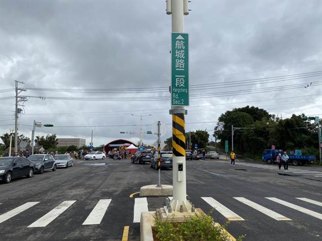 桃园市长郑文灿表示，航城路二段通车象徵达成客运园区发展的重要交通条件。（蔡明亘摄）