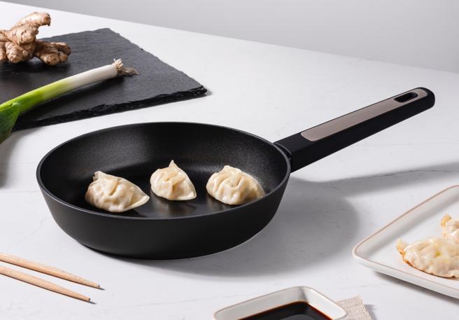 扣6000点skm points可兑换「Pininfarina 24CM平底锅」。（新光三越提供）