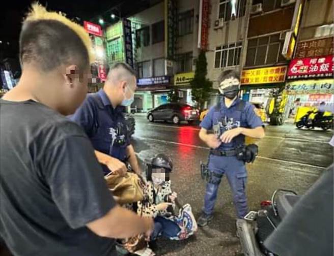 失主发现皮包遭窃，依据收到的刷卡通知找到通讯行刷卡的窃贼黄女，店员对峙时黄女还下跪痛哭求饶。（翻摄照片／崔正纲高雄传真）
