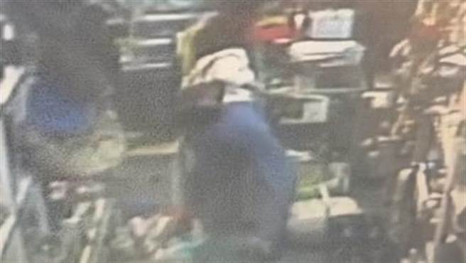 警方还查到10月21日，黄女曾到左营某店家窃取钱包。（翻摄照片／崔正纲高雄传真）