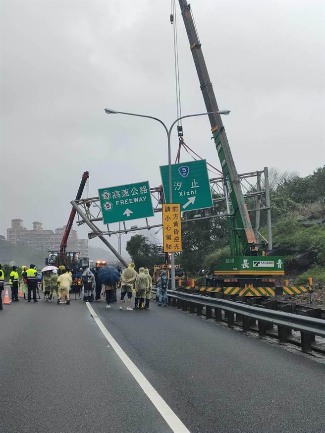 国道一号汐止路段走山，倾斜门架拆除中(高公局提供)