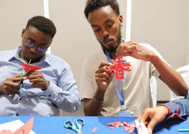 图为非洲国家吉布地的孔子学院为当地创业青年提供中国文化课程。（新华社资料照片）