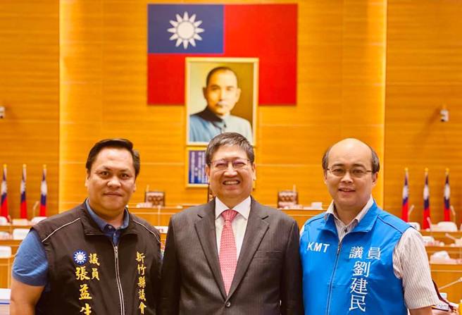 张益生(左)力挺主打四年政绩，拿实质建设和愿景争取乡亲支持的新竹县长杨文科(中)。（图／取自张益生脸书）