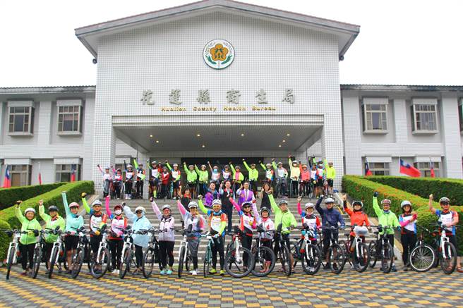 「不倒骑士、活出生命骑迹」单车环台圆梦癌友活动活动，今抵达第二站花莲并来到花莲卫生局由局长朱家祥表达欢迎。（花莲县卫生局提供／王志伟花莲传真）