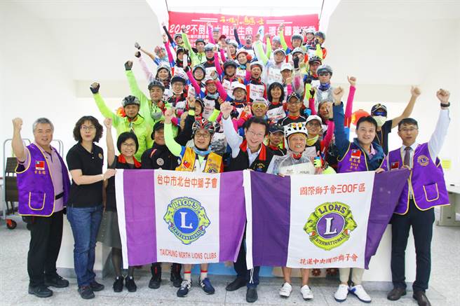 花莲县卫生局长朱家祥、北台中狮子会张清耀会长、花莲中央狮子会张志豪会长及卫生局团队在卫生局广场热情迎接「不倒骑士」。（花莲县卫生局提供／王志伟花莲传真）