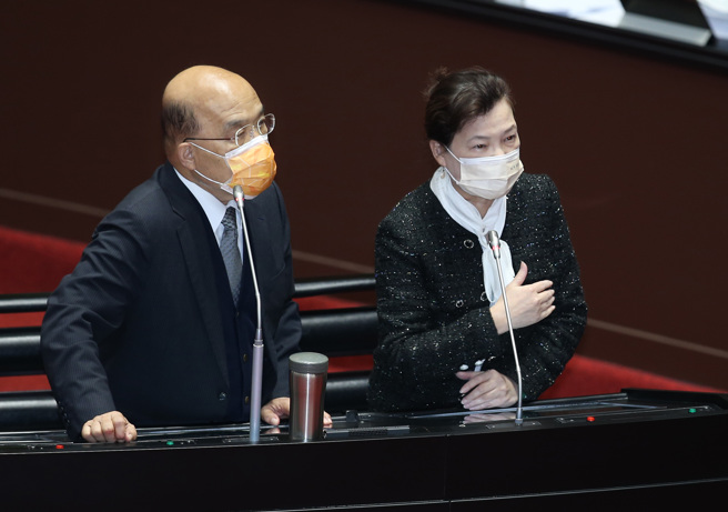 針對立委邱臣遠追問台積電1奈米廠是否確定將落腳在桃園龍潭？行政院長蘇貞昌（左）與經濟部長王美花（右）上台答詢，王鬆口表示是桃園市政府在積極爭取。（姚志平攝）