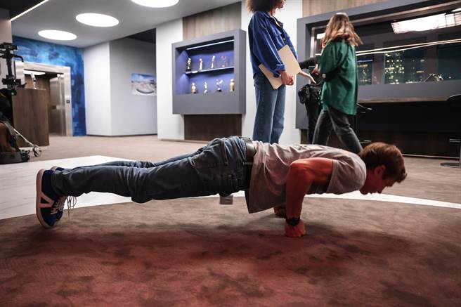 威廉莫斯利在现场伏地挺身练身体。（采昌提供）