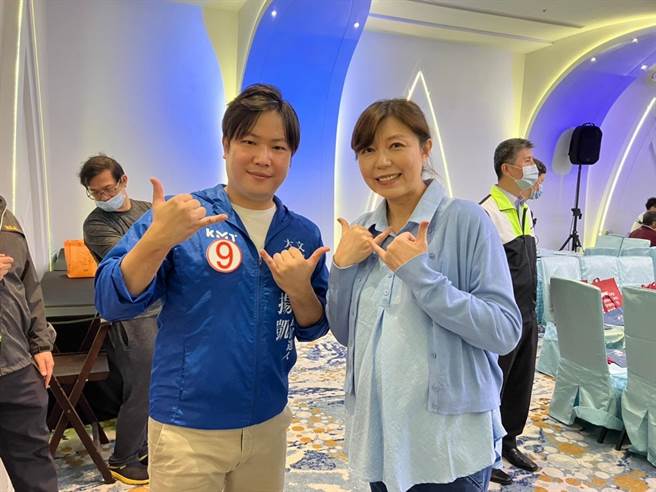 高揚凱與蔣萬安太太合照，比出6號手勢。（高揚凱競辦提供／游念育台北傳真）