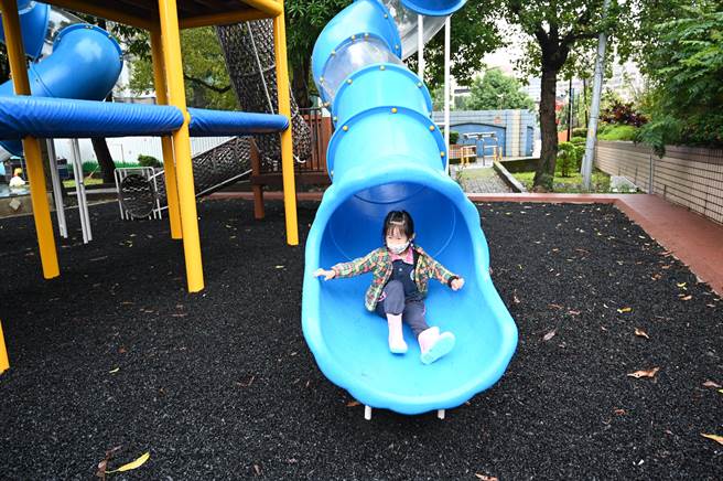 新北土城區裕民路的綜合體育場近期新增全齡共融遊戲場，區公所全面更新使用超過20年的遊戲場，打造冒險樂園遊戲區、共融親子互動區及榕樹樂齡體健區3大主題。（蔡雯如攝）