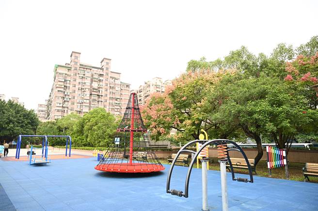 新北土城區裕民路的綜合體育場近期新增全齡共融遊戲場，區公所全面更新使用超過20年的遊戲場，打造冒險樂園遊戲區、共融親子互動區及榕樹樂齡體健區3大主題。（蔡雯如攝）