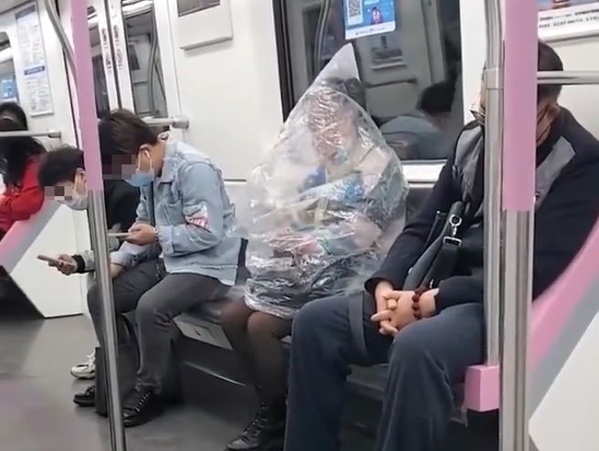 男子车厢内看见斜对面的大妈，将自己套进塑胶袋里吃香蕉，认为这样的行为有点过分。（翻摄自微博）
