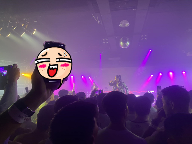 他手机录演唱会「1手误」悲剧了，6万人笑翻，暖心结局曝。(翻摄脸书路上观察学院)