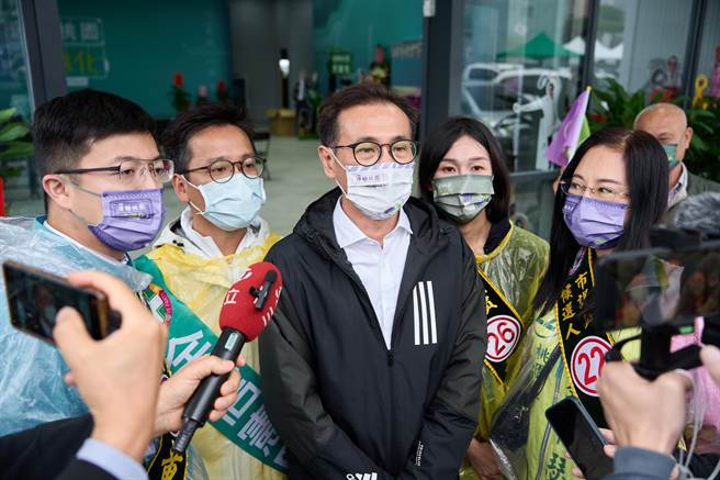 鄭運鵬連2天掃街都遇上大雨，昨天鞋子甚至能倒出水，他笑說今天改穿拖鞋掃街。(蔡依珍攝)
