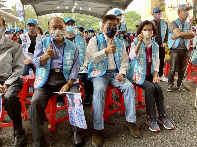 国民党前副主席郝龙斌（中）今至宜兰力挺县长林姿妙（右）、县议员林岳贤。（吴佩蓉摄）