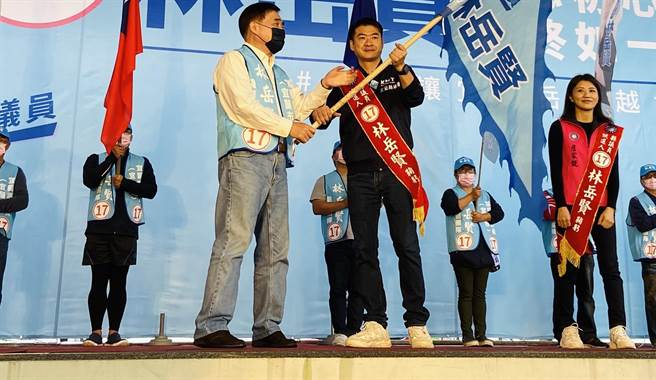 国民党前副主席郝龙斌（左）与县议员林岳贤（右）一同挥旗，高喊「冻蒜、冻蒜」。（吴佩蓉摄）