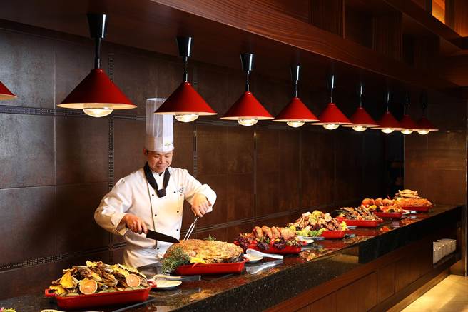 福容大飯店「連鎖餐券」買10送1，平均一張981元，可任選吃到飽、日料、中式套餐享用。(福容大飯店提供)