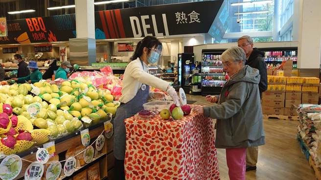 高雄市政府农业局继今年6月首次插旗加拿大连锁超市Save-on-foods，创下斐然销售成绩，今再传拓销捷报，和Save-on-foods、PriceSmart Foods等超市加开红龙果及芭乐试吃场次，让加国顾客品尝更多台湾农产。（高雄市农业局提供／林雅惠传真）