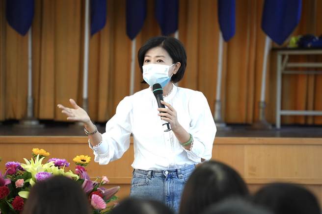 国民党嘉义县长候选人王育敏1日再批嘉义县长翁章梁只会做表面功夫、大内宣，县府并未建构更友善育儿环境。（王育敏竞选团队提供／吕妍庭嘉义传真）