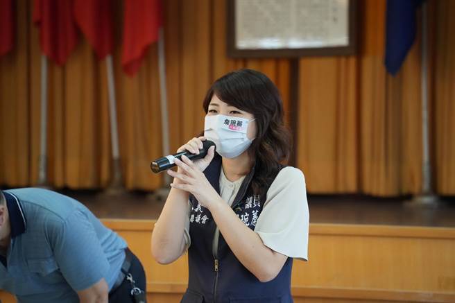 嘉义县议员詹琬蓁在会中指嘉义县长翁章梁利用政府的钱绑桩，高额补助特定工会。（王育敏竞选团队提供／吕妍庭嘉义传真）