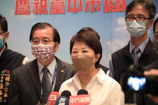 爭取連任的國民黨台中市長盧秀燕(右二)參加商人節慶祝活動。(林欣儀攝)