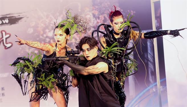 「髮in台北-國際時尚大賽」台南科技應用大學美容系的同學展現所學，隨著音樂的節奏，將前衛與時尚潮流的結晶展現在舞台上。（陳信翰攝）