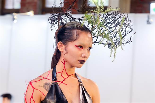 「髮in台北-國際時尚大賽」台南科技應用大學美容系的同學展現所學，隨著音樂的節奏，將前衛與時尚潮流的結晶展現在舞台上。（陳信翰攝）