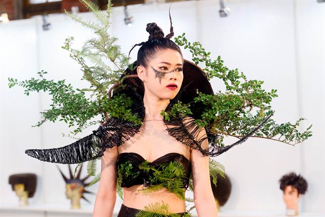 「髮in台北-國際時尚大賽」台南科技應用大學美容系的同學展現所學，隨著音樂的節奏，將前衛與時尚潮流的結晶展現在舞台上。（陳信翰攝）