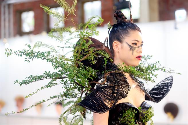 「髮in台北-國際時尚大賽」台南科技應用大學美容系的同學展現所學，隨著音樂的節奏，將前衛與時尚潮流的結晶展現在舞台上。（陳信翰攝）