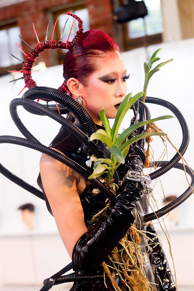 「髮in台北-國際時尚大賽」台南科技應用大學美容系的同學展現所學，隨著音樂的節奏，將前衛與時尚潮流的結晶展現在舞台上。（陳信翰攝）