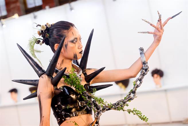 「髮in台北-國際時尚大賽」台南科技應用大學美容系的同學展現所學，隨著音樂的節奏，將前衛與時尚潮流的結晶展現在舞台上。（陳信翰攝）