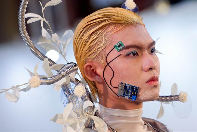 「髮in台北-國際時尚大賽」台南科技應用大學美容系的同學展現所學，隨著音樂的節奏，將前衛與時尚潮流的結晶展現在舞台上。（陳信翰攝）