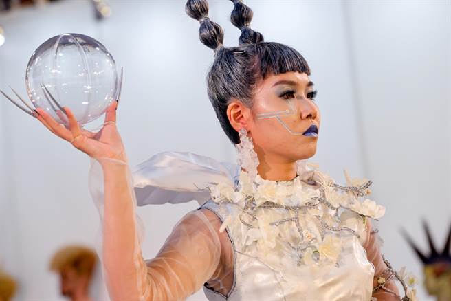 「髮in台北-國際時尚大賽」台南科技應用大學美容系的同學展現所學，隨著音樂的節奏，將前衛與時尚潮流的結晶展現在舞台上。（陳信翰攝）