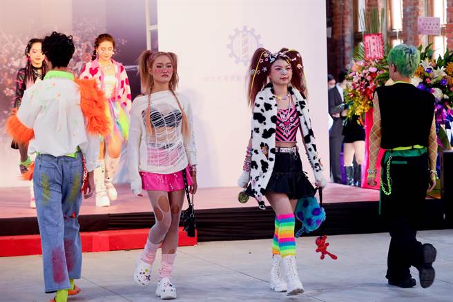 「髮in台北-國際時尚大賽」台南科技應用大學美容系的同學展現所學，隨著音樂的節奏，將前衛與時尚潮流的結晶展現在舞台上。（陳信翰攝）