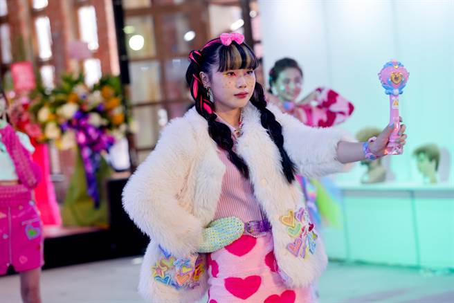 「髮in台北-國際時尚大賽」台南科技應用大學美容系的同學展現所學，隨著音樂的節奏，將前衛與時尚潮流的結晶展現在舞台上。（陳信翰攝）