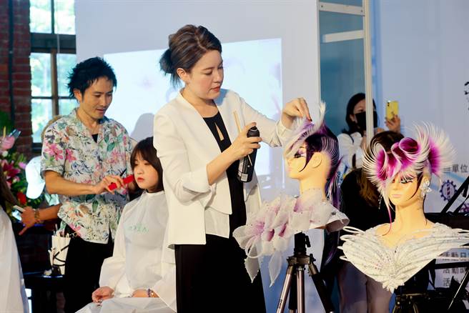  「髮in台北-國際時尚大賽」在華山1914文化創意產業園舉行，邀請來自韓國建陽大學教授林玉珍（中）示範。（陳信翰攝）