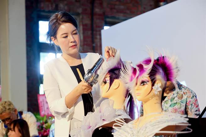 「髮in台北-國際時尚大賽」在華山1914文化創意產業園舉行，邀請來自韓國建陽大學教授林玉珍（左）示範。（陳信翰攝）