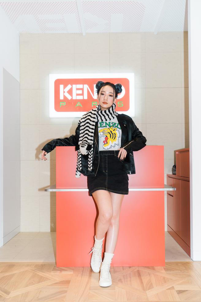 歌手Julia吴卓源出席KENZO 微风南山限定店开幕活动。（Kenzo提供）