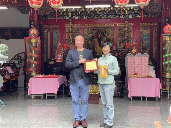 立委林岱桦为地方积极争取农业治水相关建设等，农田水利署管理处特别颁发曹公奖表扬她的贡献。(农田水利署高雄管理处提供／林雅惠传真)