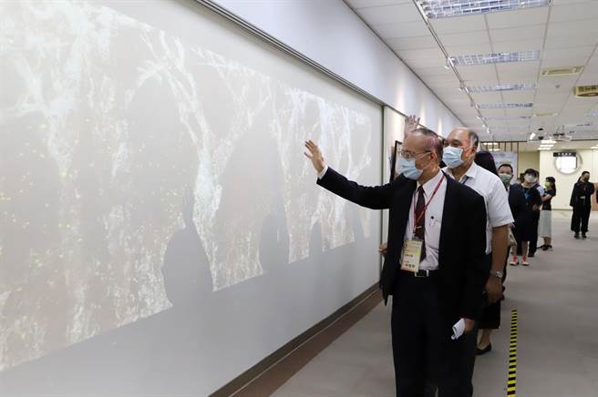 南华大学迈向元宇宙新纪元，举办「新媒体XR互动展」，校长林聪明带领贵宾参观体验。（南华大学提供∕吕妍庭嘉义传真）