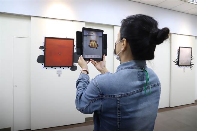 南华大学迈向元宇宙新纪元，举办「新媒体XR互动展」，贵宾参观体验。（南华大学提供∕吕妍庭嘉义传真）