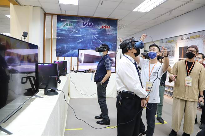南华大学迈向元宇宙新纪元，举办「新媒体XR互动展」，贵宾参观体验。（南华大学提供∕吕妍庭嘉义传真）