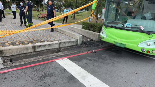 婦人的電動三輪車疑似撞到斜坡路緣石導致爆炸起火，整輛車被燒毀，停在一旁的客運車頭也被波及。（翻攝照片）