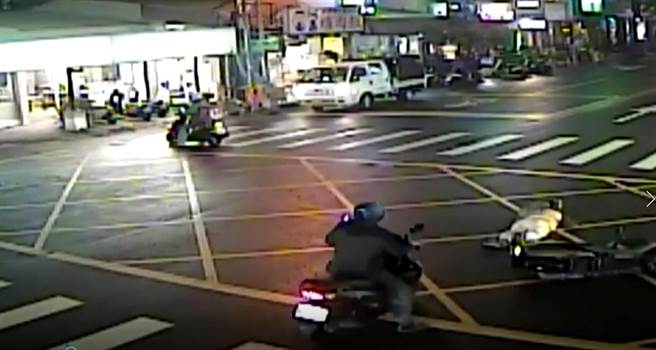 中市西区10月31日晚间发生一起惊险机车自摔车祸，民眾将影片PO网，警方提醒民眾天雨路滑，要注意行车安全。（民眾提供／陈淑芬台中传真）