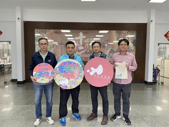 金門縣文化局長許績鑫(右2)將後浦城事文化體驗包信物交給金城鎮長李誠智(左2)，象徵後浦城事交棒給金城鎮公所延續文化火花。(圖／金門縣文化局提供)