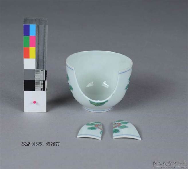 成化款白地彩花瓷杯修护前。（国立故宫博物院提供）
